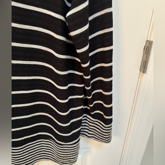 Chicos Zenergy Tunic, Size 12 /large -Chicos size 2 - black & grey, cowl neck - Picture 4 of 6